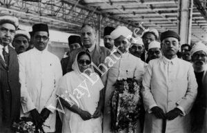 Shankarbhai Bhatt welcoming the then President of India Dr. Radhakrishna who graced the premier of Bharat Milap